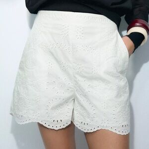 NWT ZARA EMBROIDERED SHORTS
ZW COLLECTION PERFORATED EMBROIDERY BERMUDA